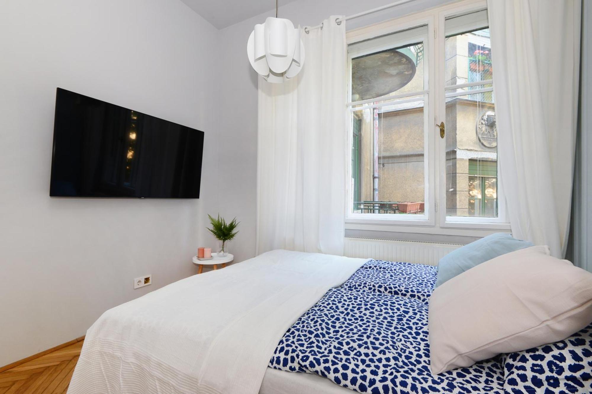 Monochrome Chic R613 Appartement Boedapest