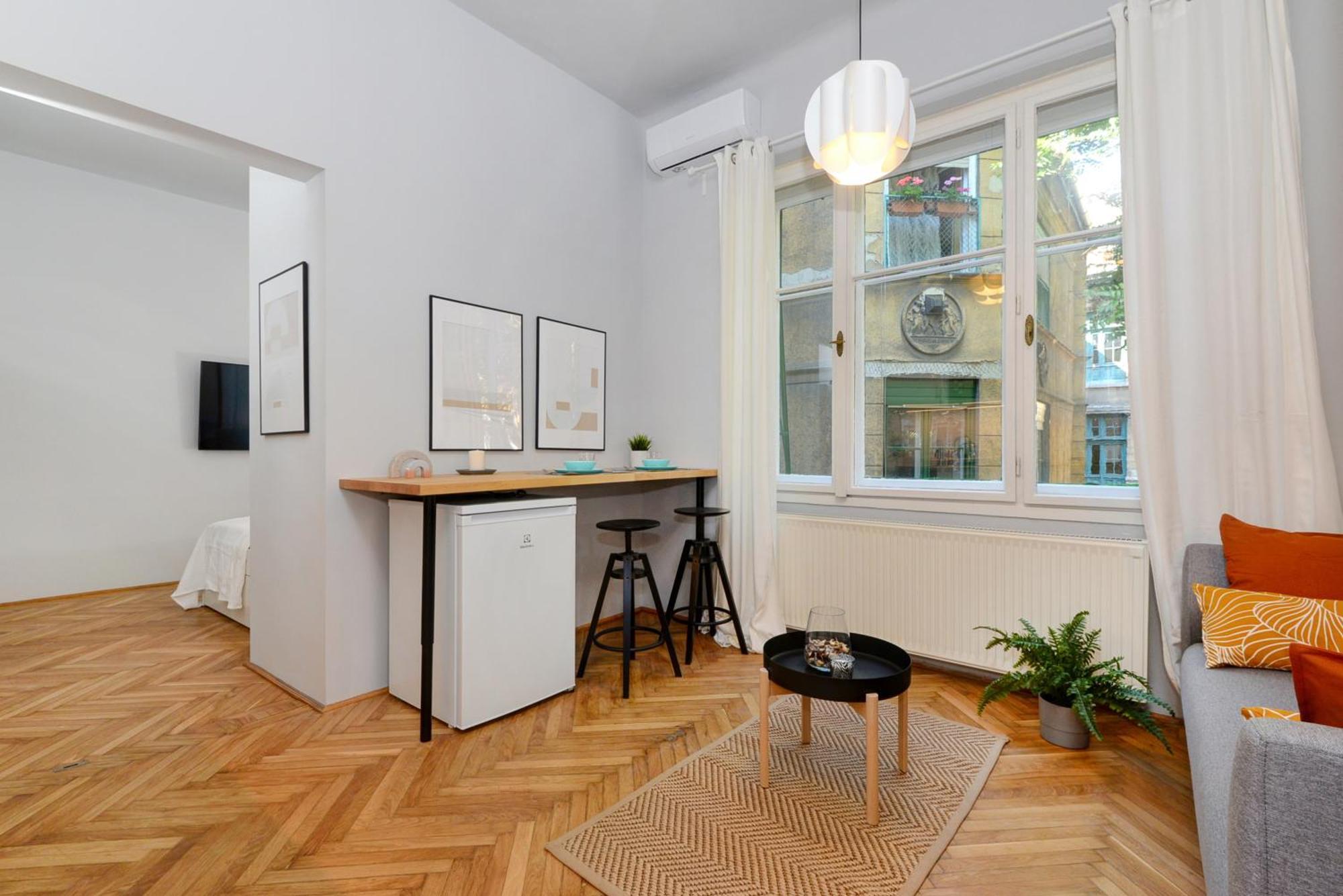 Monochrome Chic R613 Appartement *