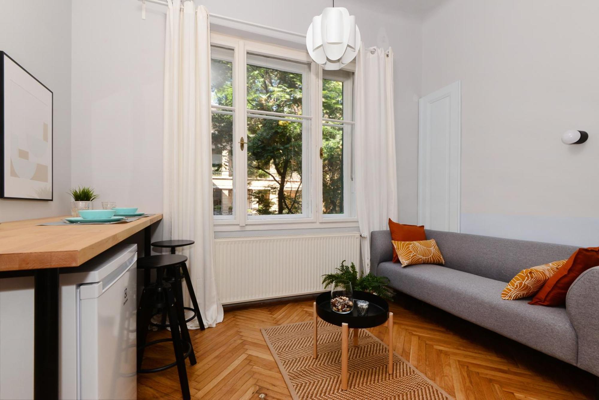 Monochrome Chic R613 * Budapesta